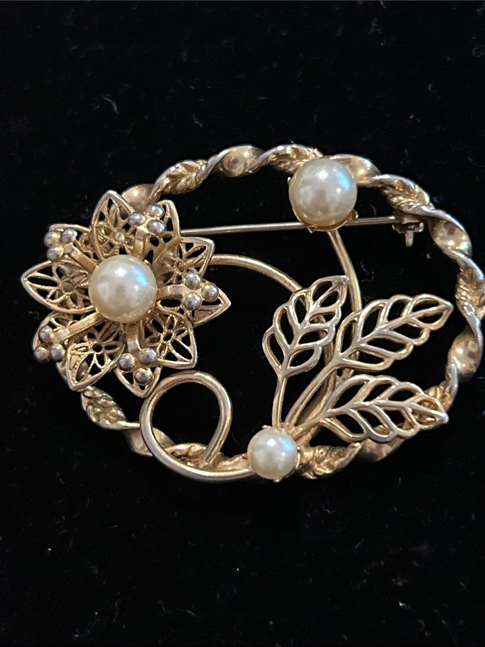 Gold Floral Filigree Pearl Brooch - Women's Gold-Tone Jewelry